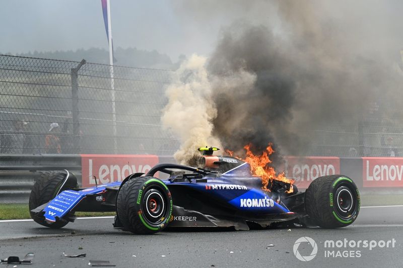 El coche de Logan Sargeant, Williams FW46, en llamas tras su accidente en FP3