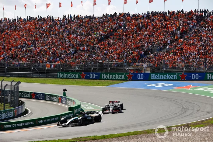 Lewis Hamilton, Mercedes F1 W15, Kevin Magnussen, Haas VF-24