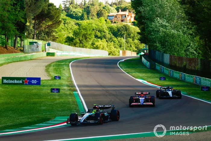 Lewis Hamilton, Mercedes F1 W15 Daniel Ricciardo, RB F1 Team VCARB 01 et George Russell, Mercedes F1 W15