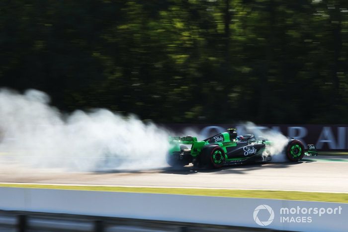 Zhou Guanyu, Stake F1 Team Kick Sauber C44, sufre un trompo