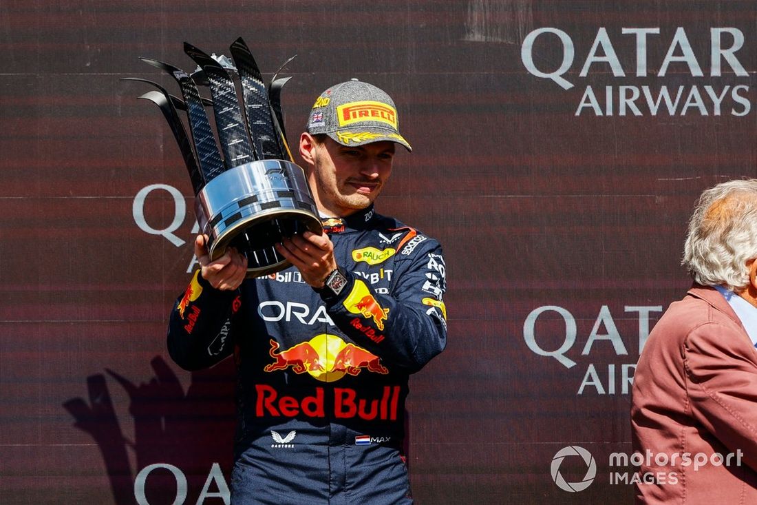 Max Verstappen, Red Bull Racing, 2. miejsce, ze swoim trofeum