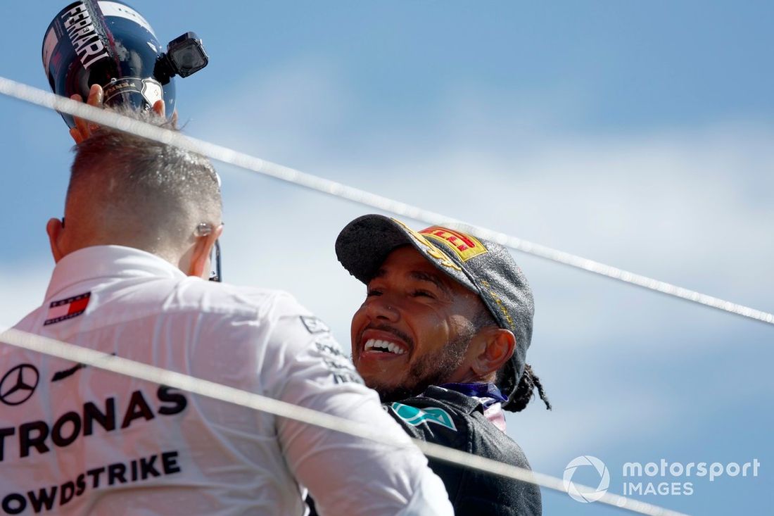 Lewis Hamilton, Mercedes-AMG F1 Team, 1. miejsce, Peter Bonnington, starszy inżynier wyścigowy, Mercedes-AMG F1 Team, świętują na podium z szampanem.