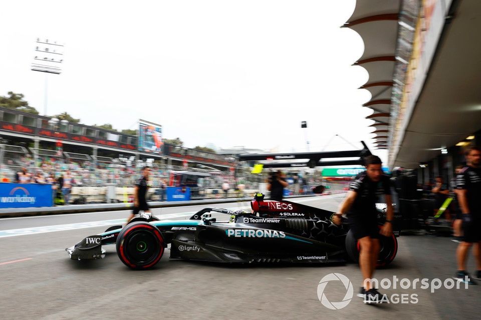 Lewis Hamilton, Mercedes F1 W15, sale del garaje