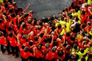 Charles Leclerc, Scuderia Ferrari, 1ª posição, festeja com a sua equipa