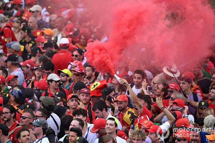 Los Tifoso muestran su apoyo durante la ceremonia del podio