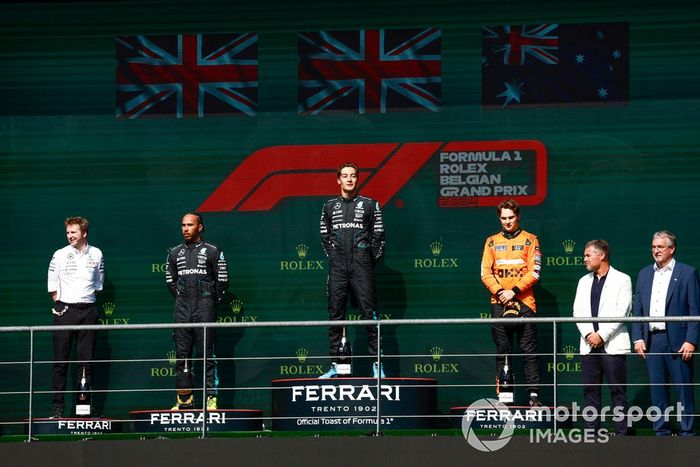 El delegado de Mercedes en el trofeo, Lewis Hamilton, Mercedes-AMG F1 Team, 2ª posición, George Russell, Mercedes-AMG F1 Team, 1ª posición, Oscar Piastri, McLaren F1 Team, 3ª posición, en el podio.