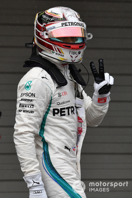 Il poleman Lewis Hamilton, Mercedes AMG F1, festeggia nel parco chiuso