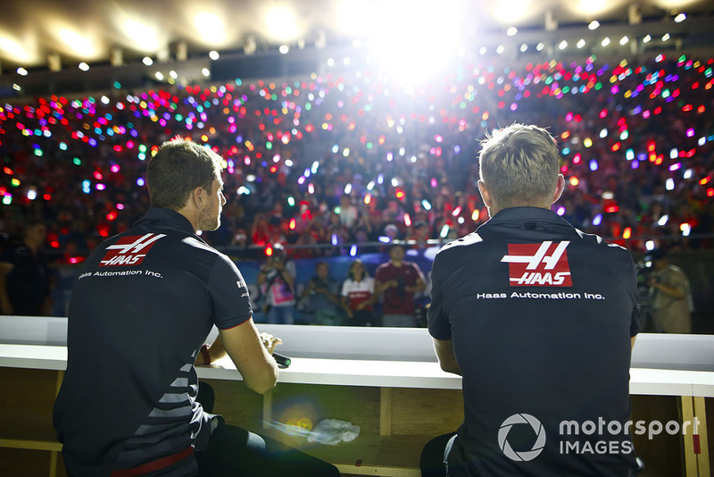 Romain Grosjean, Haas F1 Team, y Kevin Magnussen, Haas F1 Team, en el escenario