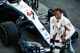 Il vincitore della gara Lewis Hamilton, Mercedes AMG F1, nel parco chiuso
