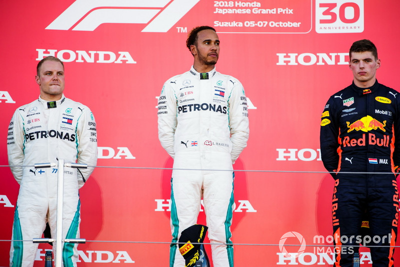 Il secondo classificato Valtteri Bottas, Mercedes AMG F1, e il vincitore della gara Lewis Hamilton, Mercedes AMG F1, e il terzo classificato Max Verstappen, Red Bull Racing, sul podio