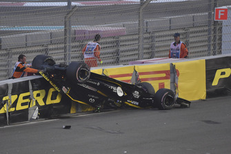 Nico Hulkenberg, Renault Sport F1 Team R.S. 18 crashed and rolled on lap one
