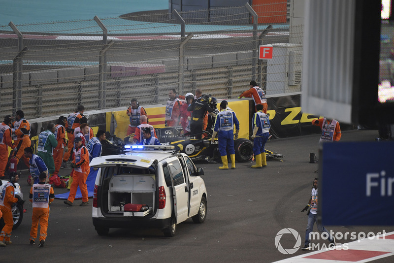 Los médicos y oficiales asisten a Nico Hulkenberg, Renault Sport F1 Team R.S. 18 que se estrelló y volcó en la primera vuelta