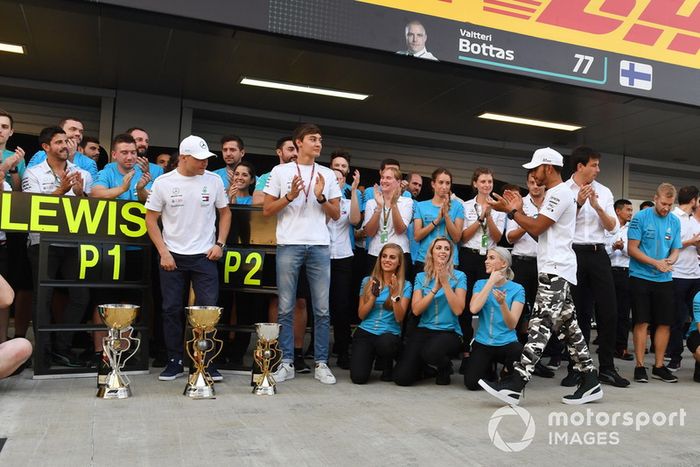 Lewis Hamilton, Mercedes AMG F1 celebra la victoria con Valtteri Bottas, Mercedes AMG F1, George Russell, Mercedes AMG F1 y el equipo
