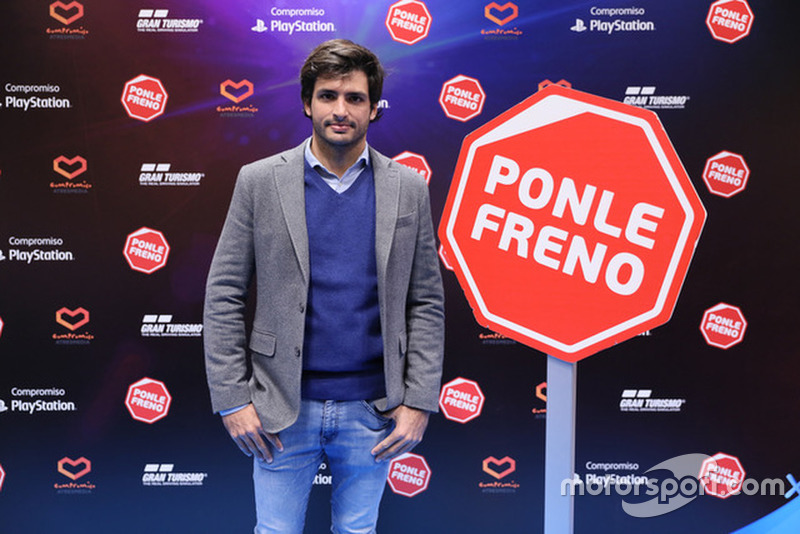 Carlos Sainz presenta la nueva campaña de Ponle Freno y PlayStation