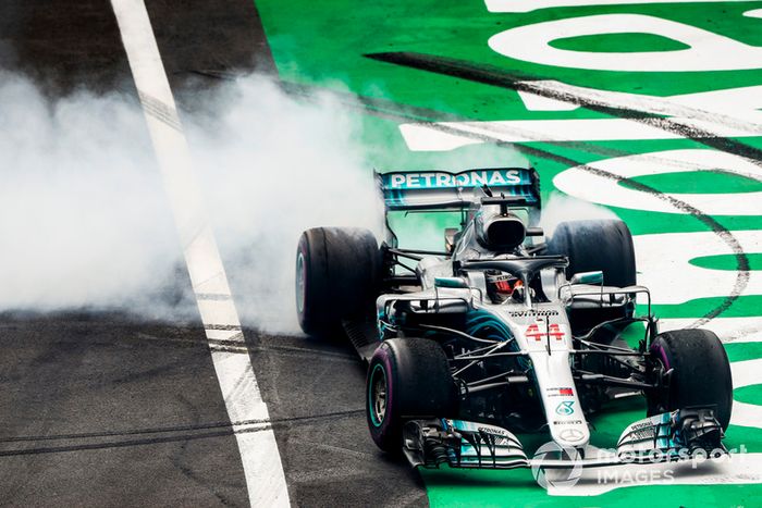 Lewis Hamilton, Mercedes AMG F1 W09 EQ Power +, realiza donas para celebrar su quinto título mundial de pilotos