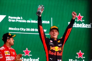 Winnaar Max Verstappen, Red Bull Racing, op het podium met Sebastian Vettel, Ferrari