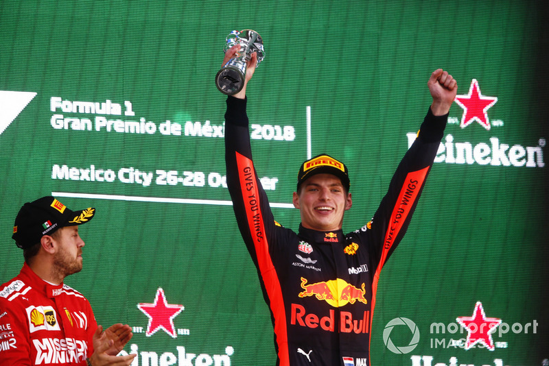 El ganador Max Verstappen, Red Bull Racing, celebra en el podio con Sebastian Vettel, Ferrari