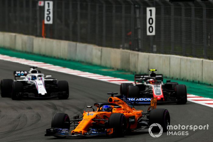 Fernando Alonso, McLaren MCL33, Kevin Magnussen, Haas F1 Team VF-18, y Lance Stroll, Williams FW41