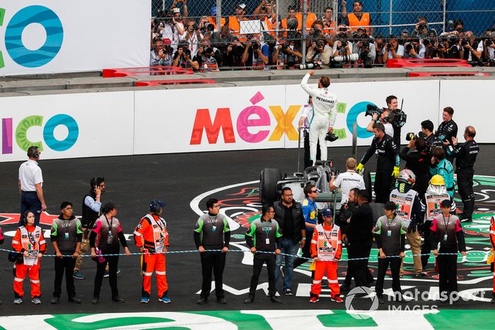 Lewis Hamilton, Mercedes AMG F1, celebra su quinto mundial