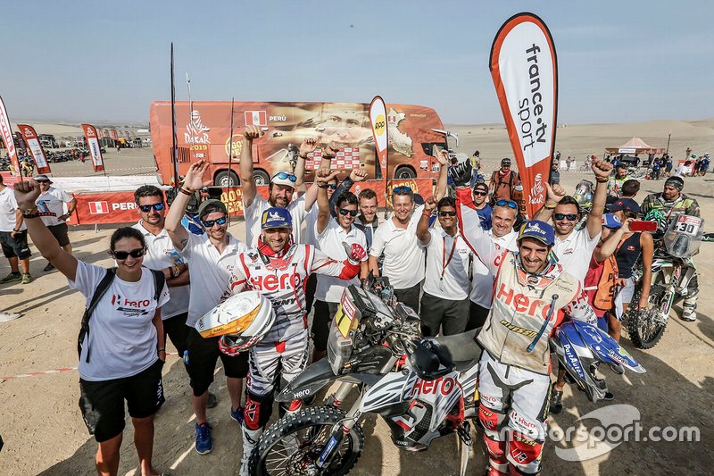 Joaquim Rodrigues, Oriol Mena avec les mécaniciens HERO Motorsports Team Rally