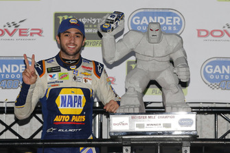 Race winner Chase Elliott, Hendrick Motorsports, Chevrolet Camaro NAPA Auto Parts celebrates