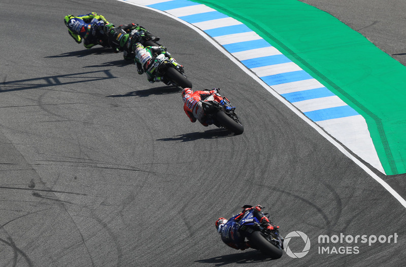 Валентино Россі, Yamaha Factory Racing, попереду групи гонщиків
