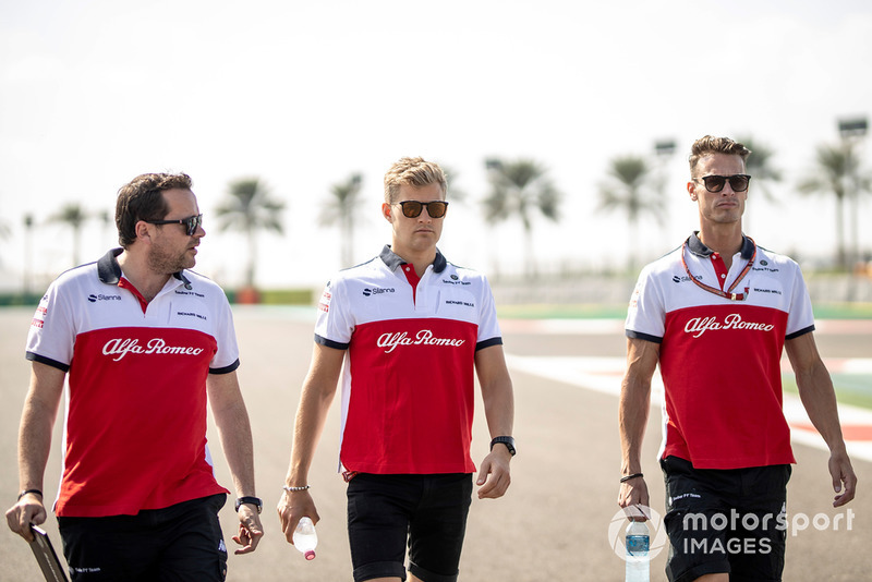 Marcus Ericsson, Sauber, ispeziona il circuito