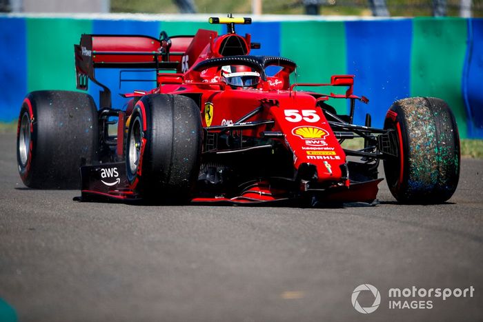 Carlos Sainz Jr., el Ferrari SF21 choca en la clasificación