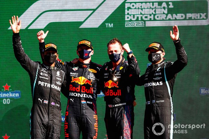 Podio: segundo lugar Lewis Hamilton, Mercedes, ganador Max Verstappen, Red Bull Racing, tercer lugar Valtteri Bottas, Mercedes