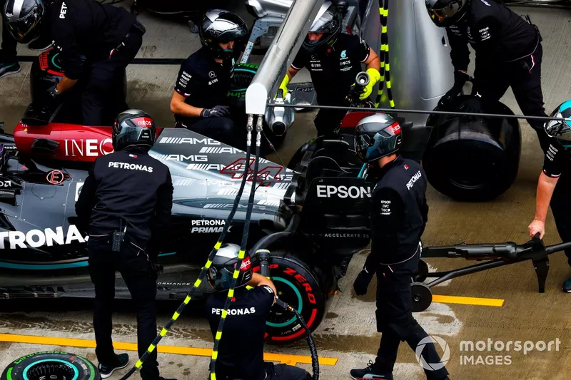 Lewis Hamilton, Mercedes W12, en el pit lane