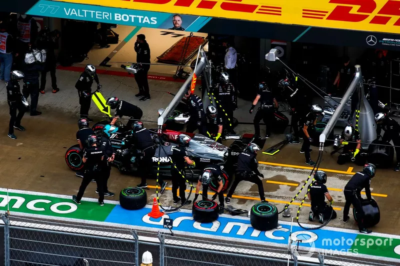 Lewis Hamilton, Mercedes W12, en el pit lane