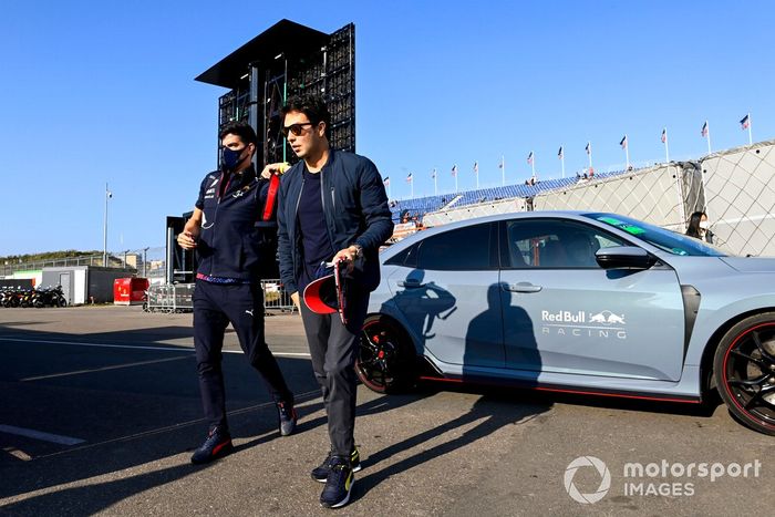Sergio Pérez, Red Bull Racing llega al circuito