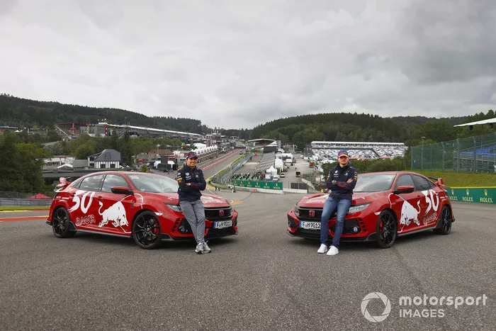Sergio Pérez, Red Bull Racing, y Max Verstappen, Red Bull Racing, en un Honda Civic Type-R