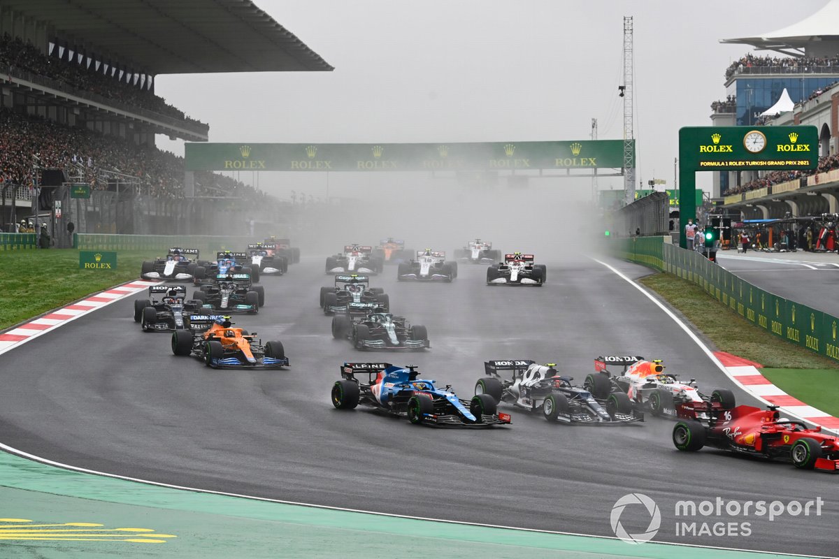 Charles Leclerc, Ferrari SF21, Sergio Perez, Red Bull Racing RB16B, Pierre Gasly, AlphaTauri AT02, Fernando Alonso, Alpine A521, Lando Norris, McLaren MCL35M, and the remainder of the field at the start