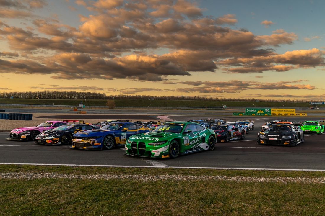 Zdjęcie grupowe ze wszystkimi samochodami