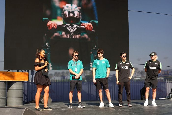 Fernando Alonso, Aston Martin F1 Team, en el escenario fanzone con Lance Stroll, Aston Martin F1 Team, Zhou Guanyu, Stake F1 Team KICK Sauber, Valtteri Bottas, Stake F1 Team KICK Sauber