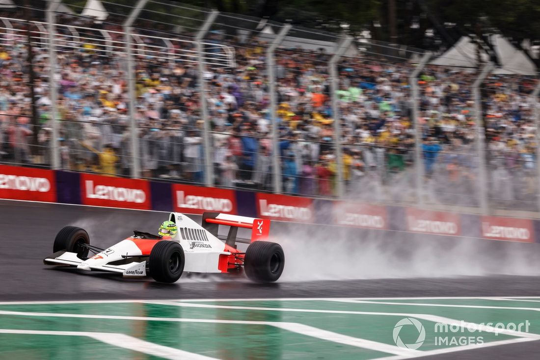 Lewis Hamilton conduce el McLaren MP4/5B de Ayrton Senna