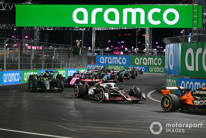 Nico Hulkenberg, Haas VF-24, Lewis Hamilton, Mercedes F1 W15, Esteban Ocon, Alpine A524