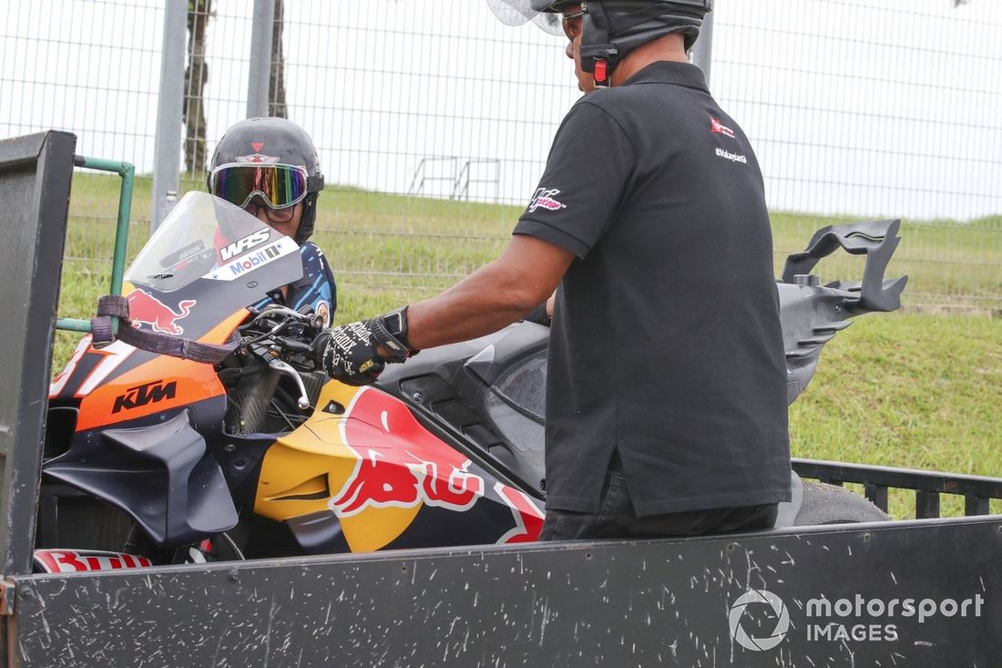 Moto de Pedro Acosta, Red Bull KTM Factory Racing, caída