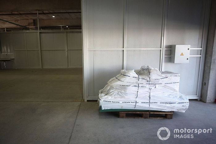 Garaje vacío del pit jueves