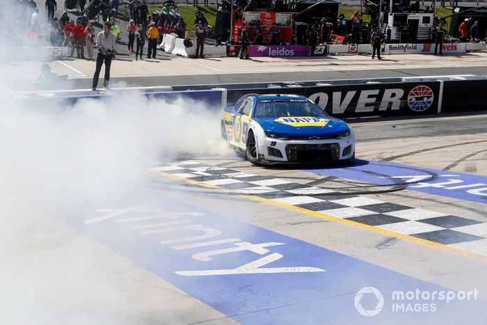 Ganador Chase Elliott, Hendrick Motorsports, NAPA Auto Parts Chevrolet Camaro celebra la victoria en la DuraMAX Drydene 400.