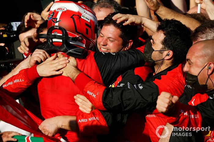 Charles Leclerc, Ferrari, 1ª posición, celebra con su equipo en el Parc Ferme