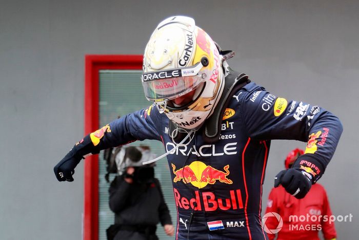 Max Verstappen, Red Bull Racing, 1ª posición, celebra su llegada al Parc Ferme