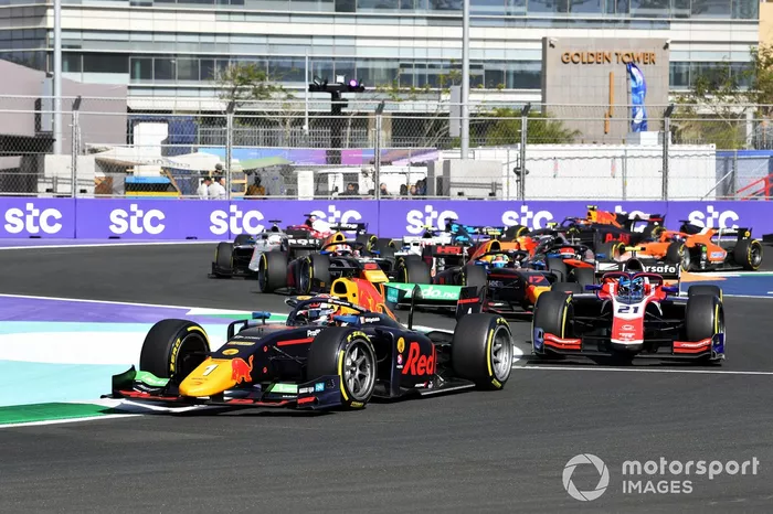 Dennis Hauger, Prema Racing, lidera al inicio de la carrera