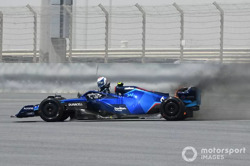 Nicholas Latifi, Williams FW44, si ferma a causa di un incendio all'impianto frenante posteriore 