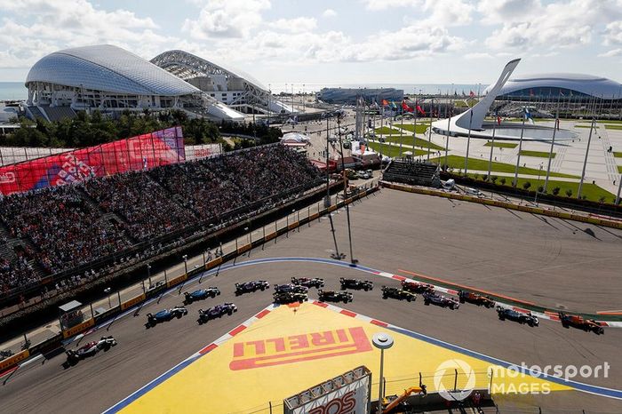 Carlos Sainz Jr., McLaren MCL34, Valtteri Bottas, Mercedes AMG W10, Lando Norris, McLaren MCL34, Sergio Perez, Racing Point RP19, Max Verstappen, Red Bull Racing RB15, Nico Hulkenberg, Renault F1 Team R.S. 19