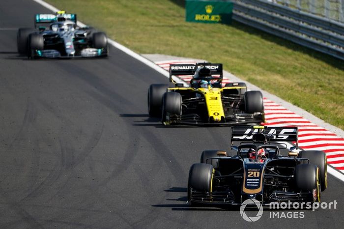 Kevin Magnussen, Haas F1 Team VF-19, Daniel Ricciardo, Renault F1 Team R.S.19, y Valtteri Bottas, Mercedes AMG W10