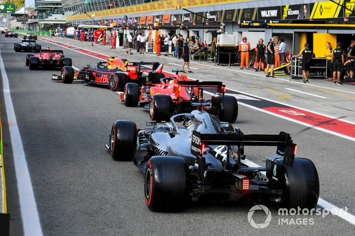 Valtteri Bottas, Mercedes AMG W10, Charles Leclerc, Ferrari SF90, Alex Albon, Red Bull RB15, Sebastian Vettel, Ferrari SF90, e Lewis Hamilton, Mercedes AMG F1 W10, esce dai box