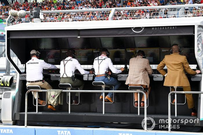 Vestido a la antigua usanza en el muro del pit de Mercedes para conmemorar 125 años en las carreras de autos para la marca