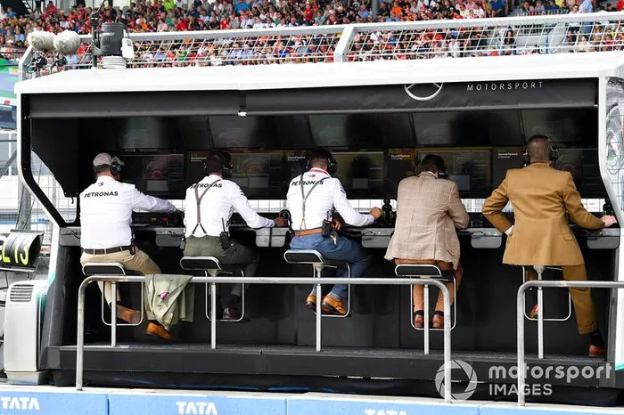 Vestido a la antigua usanza en el muro del pit de Mercedes para conmemorar 125 años en las carreras de autos para la marca